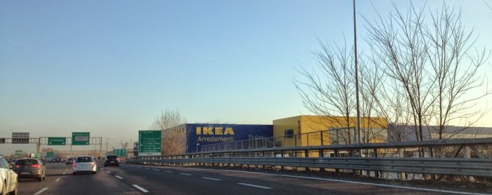 高速边上的Ikea！